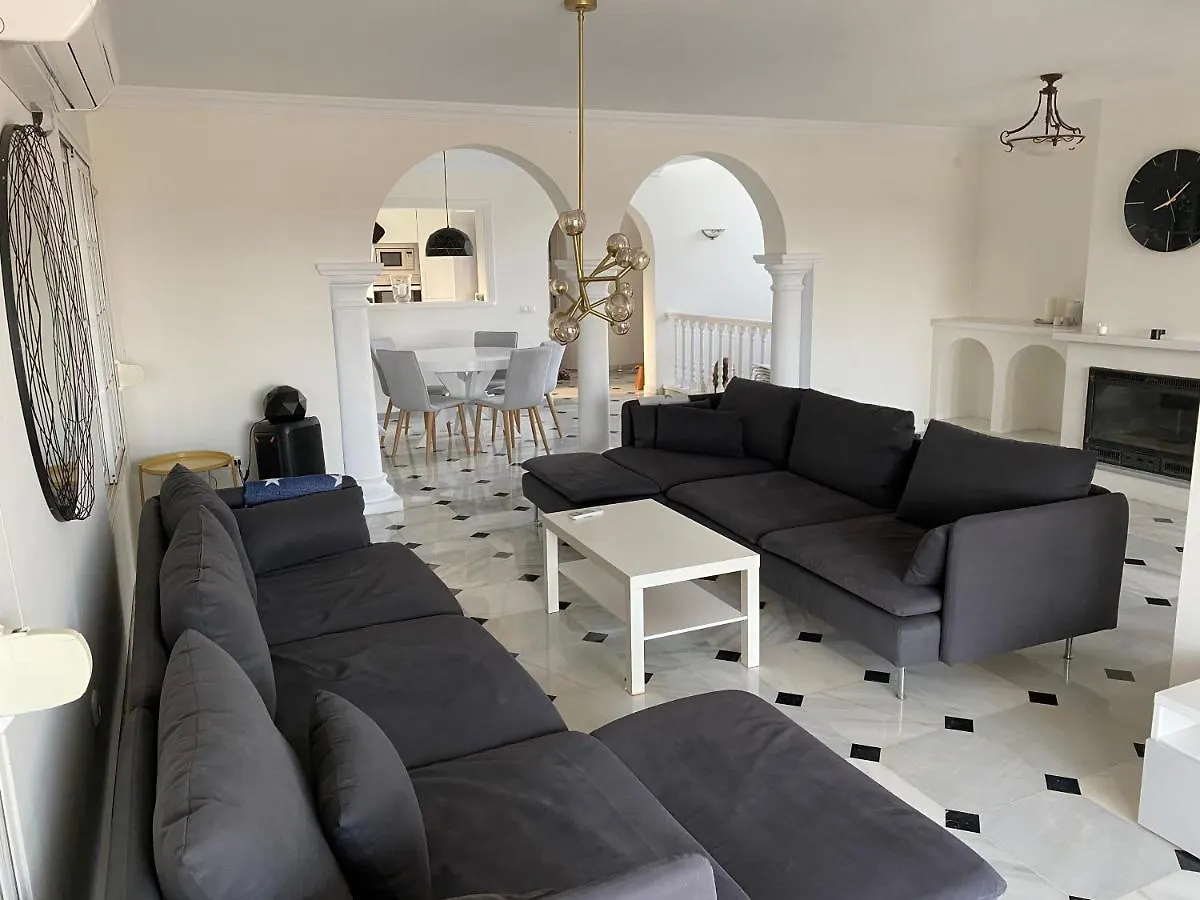 Villa With A Big Garden And Heated Pool Málaga