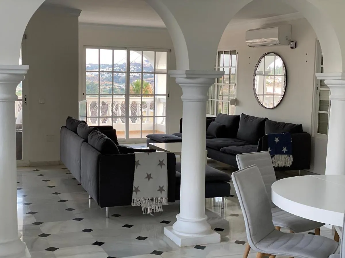 Villa With A Big Garden And Heated Pool Málaga